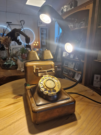 Lampe Téléphone Ancien en Cuivre – Lampe LED Flexible Artisanale | Décoration Vintage Industrielle & Upcycling