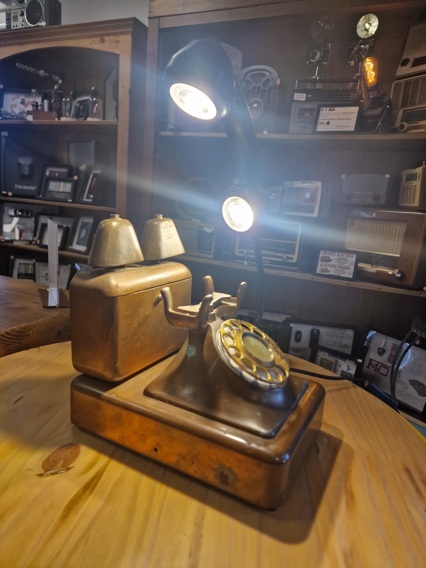 Lampe Téléphone Ancien en Cuivre – Lampe LED Flexible Artisanale | Décoration Vintage Industrielle & Upcycling