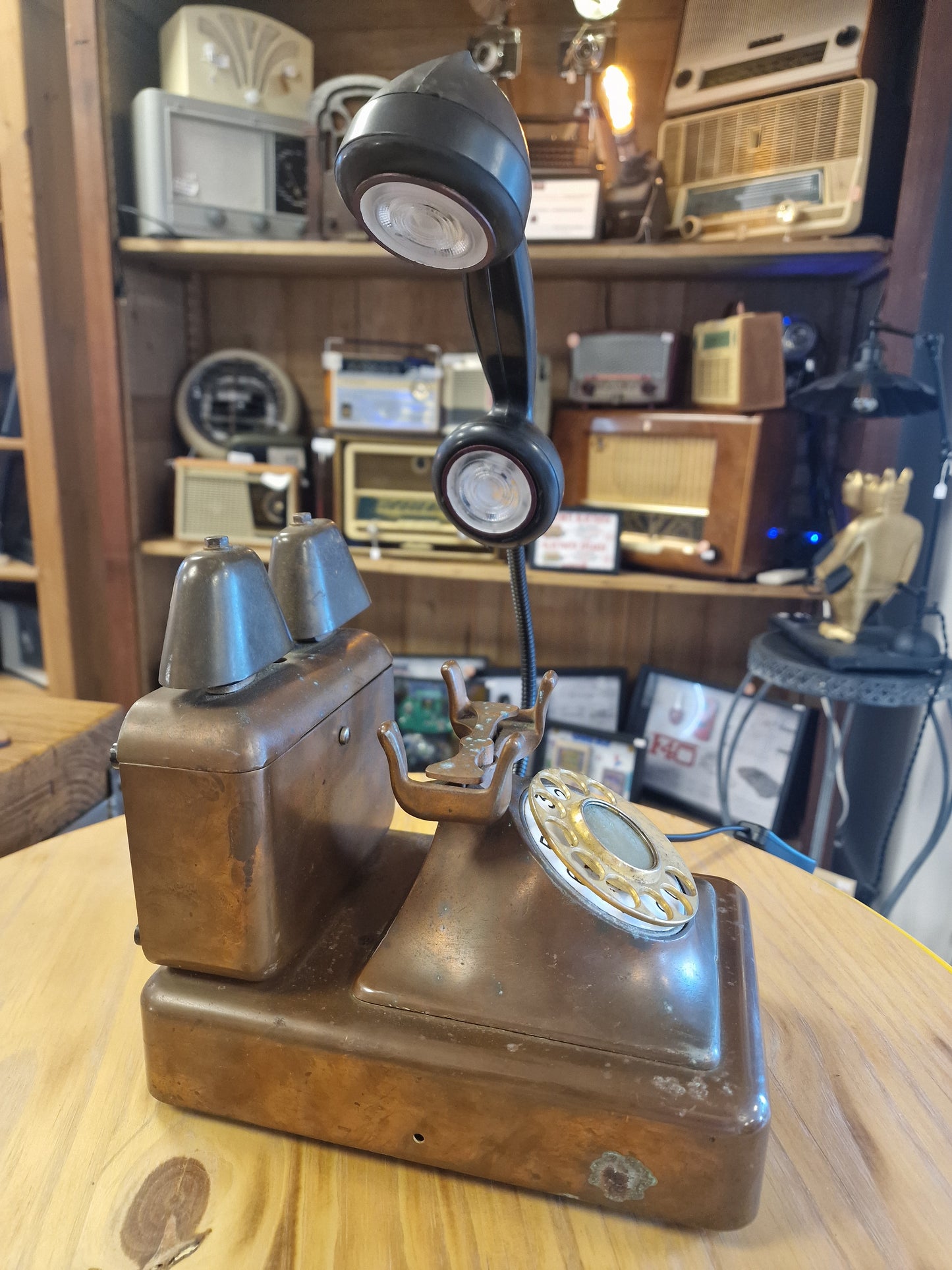 Lampe Téléphone Ancien en Cuivre – Lampe LED Flexible Artisanale | Décoration Vintage Industrielle & Upcycling