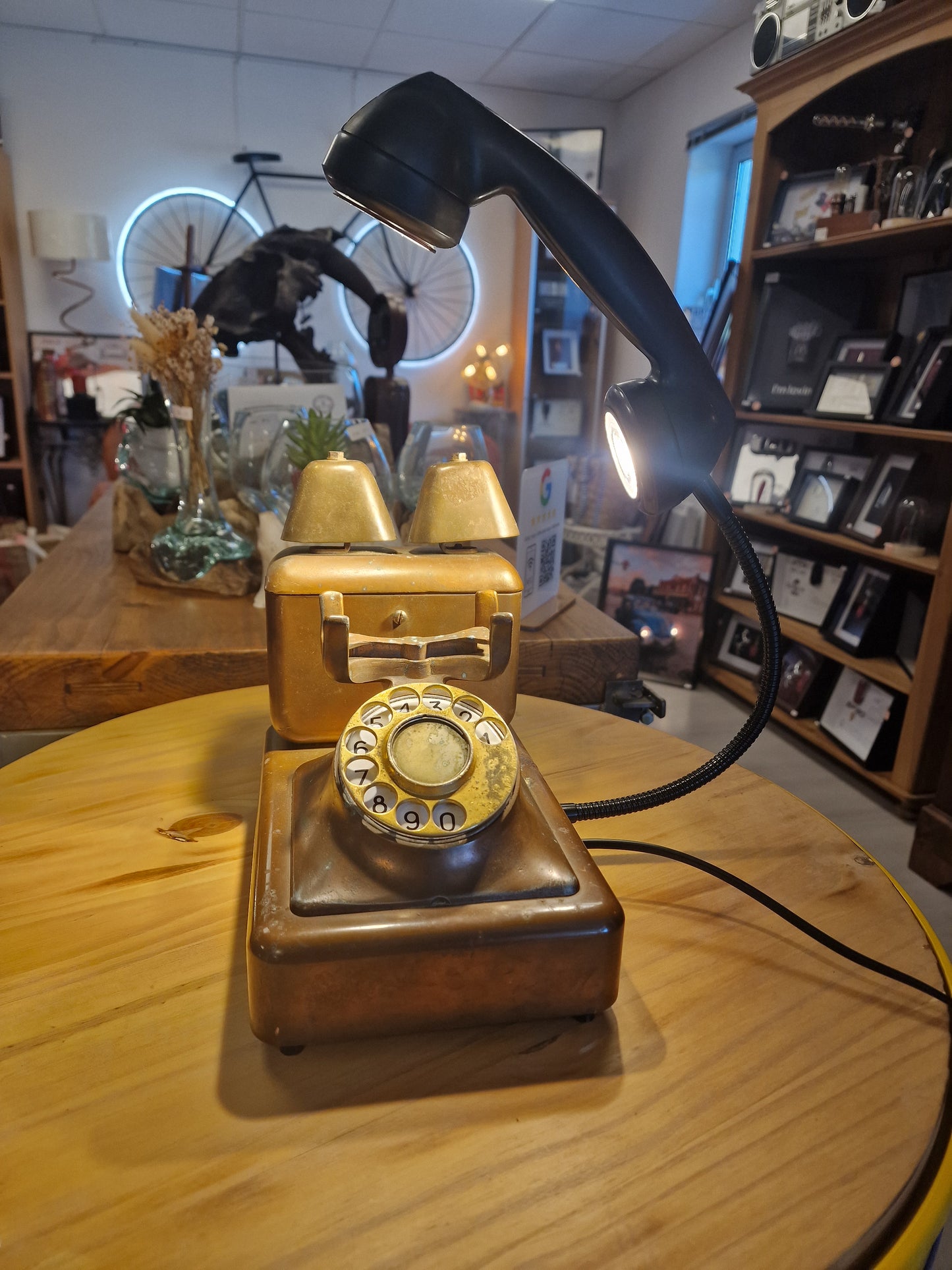 Lampe Téléphone Ancien en Cuivre – Lampe LED Flexible Artisanale | Décoration Vintage Industrielle & Upcycling