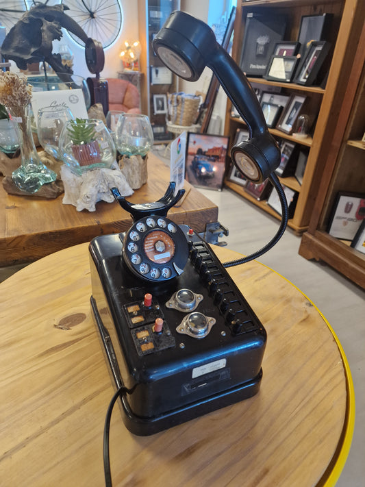 Lampe Téléphone de Standard Vintage – Téléphone Industriel Recyclé en Lampe LED – Décoration Loft, Bureau, Atelier – Pièce Unique Fait Main