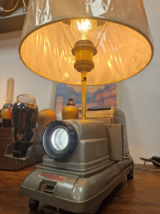 Lampe vintage industrielle créée à partir d’un ancien projecteur à diapositives – Pièce unique