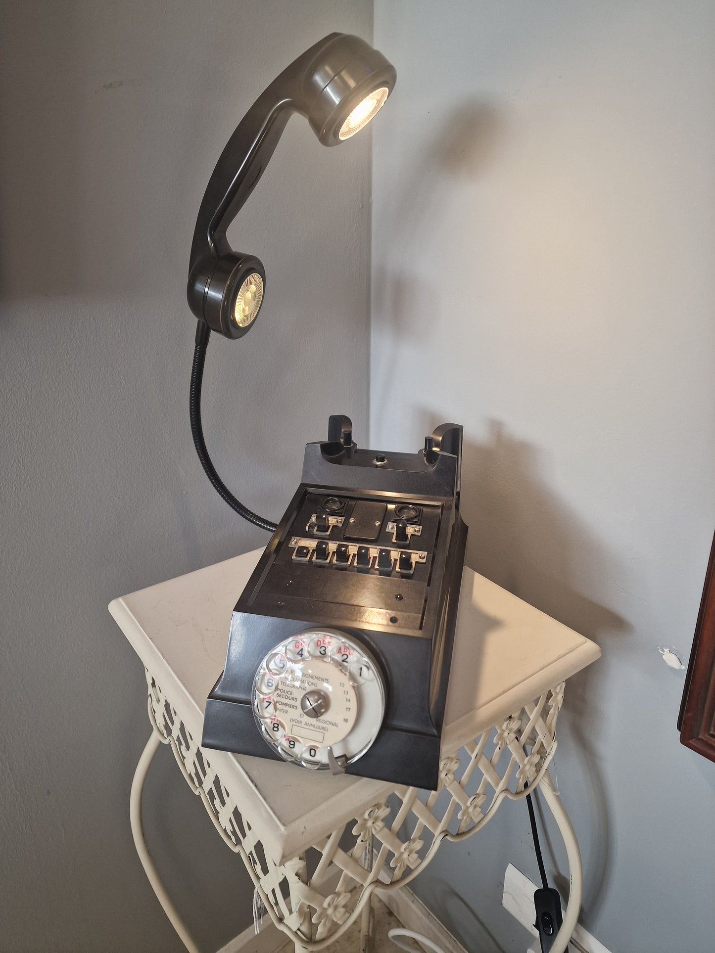 Lampe vintage upcyclée – téléphone  transformé en lampe design industrielle