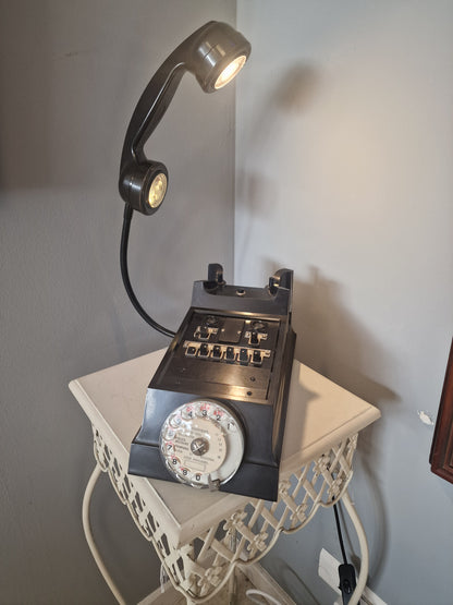 Lampe vintage upcyclée – téléphone  transformé en lampe design industrielle