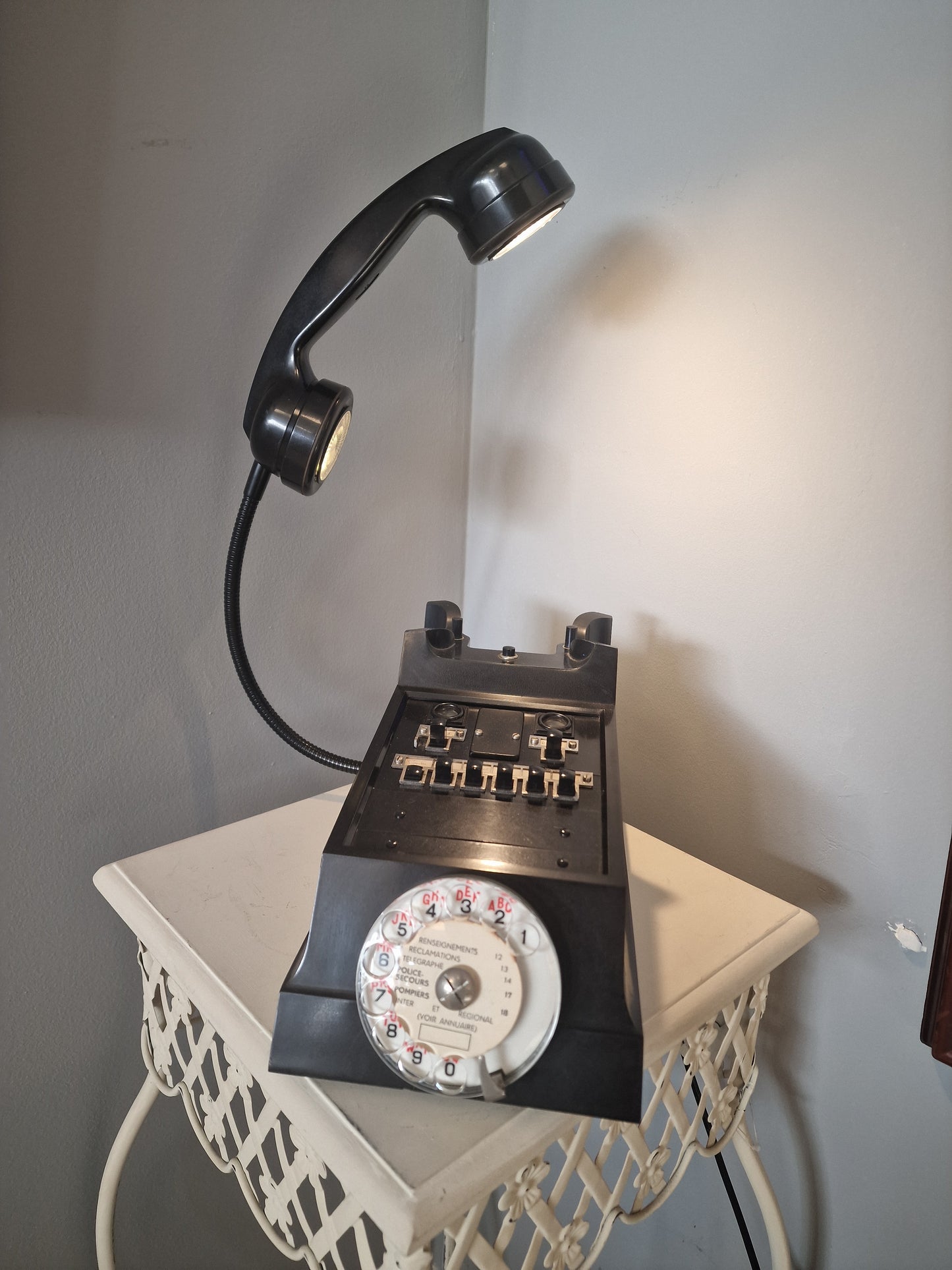 Lampe vintage upcyclée – téléphone  transformé en lampe design industrielle