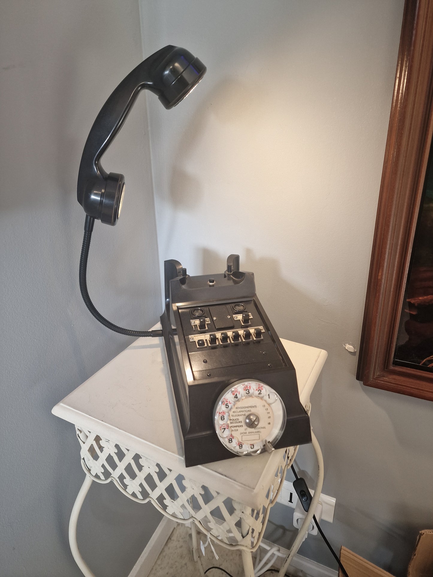 Lampe vintage upcyclée – téléphone  transformé en lampe design industrielle