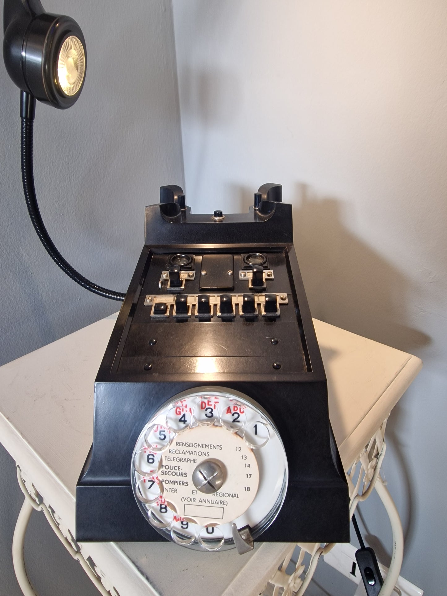 Lampe vintage upcyclée – téléphone  transformé en lampe design industrielle