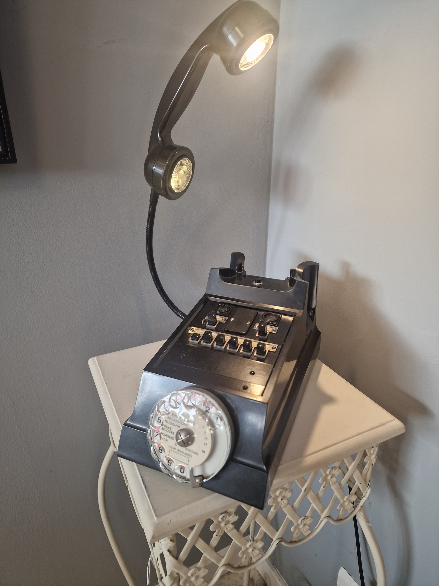 Lampe vintage upcyclée – téléphone  transformé en lampe design industrielle