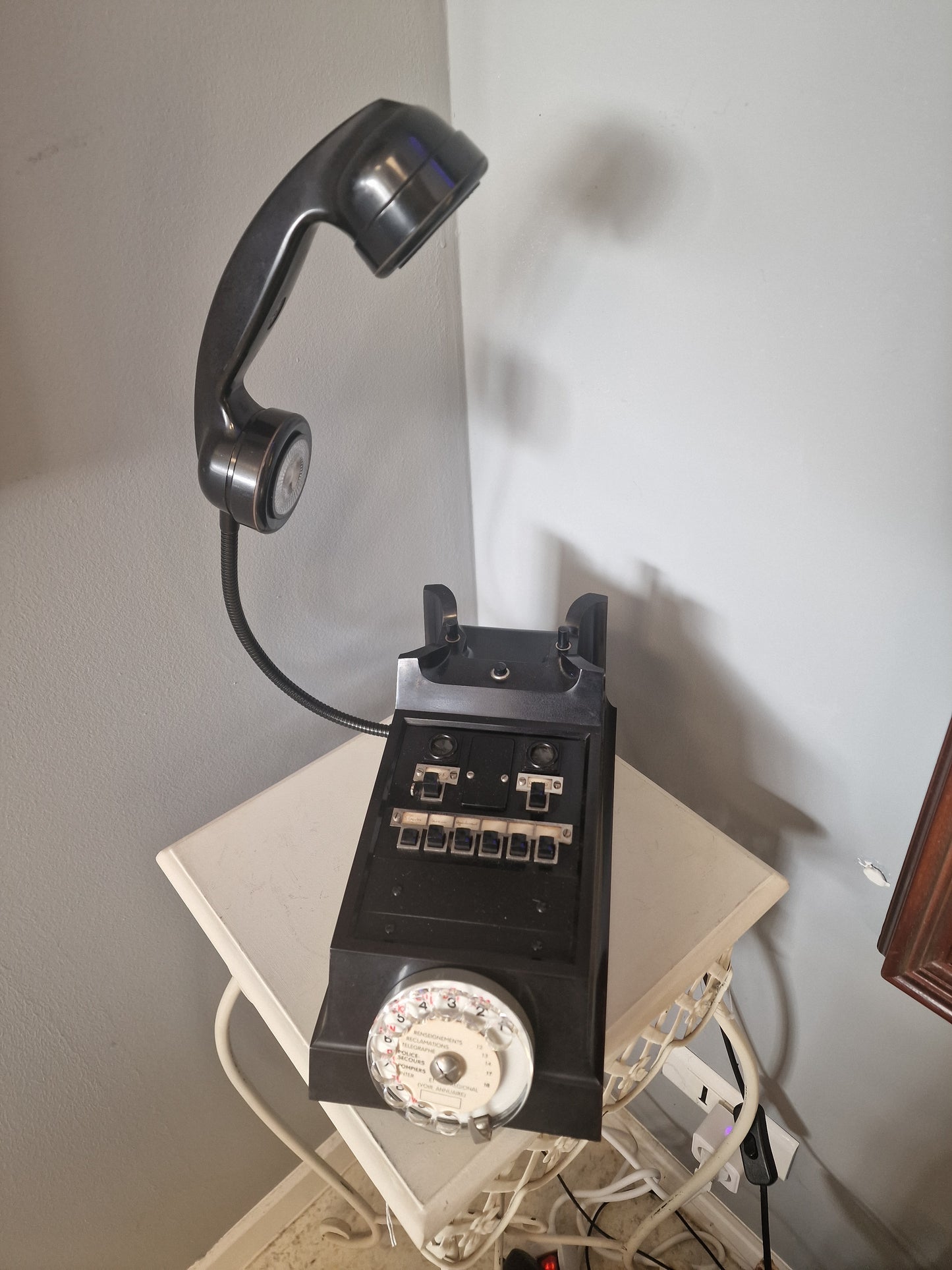Lampe vintage upcyclée – téléphone  transformé en lampe design industrielle