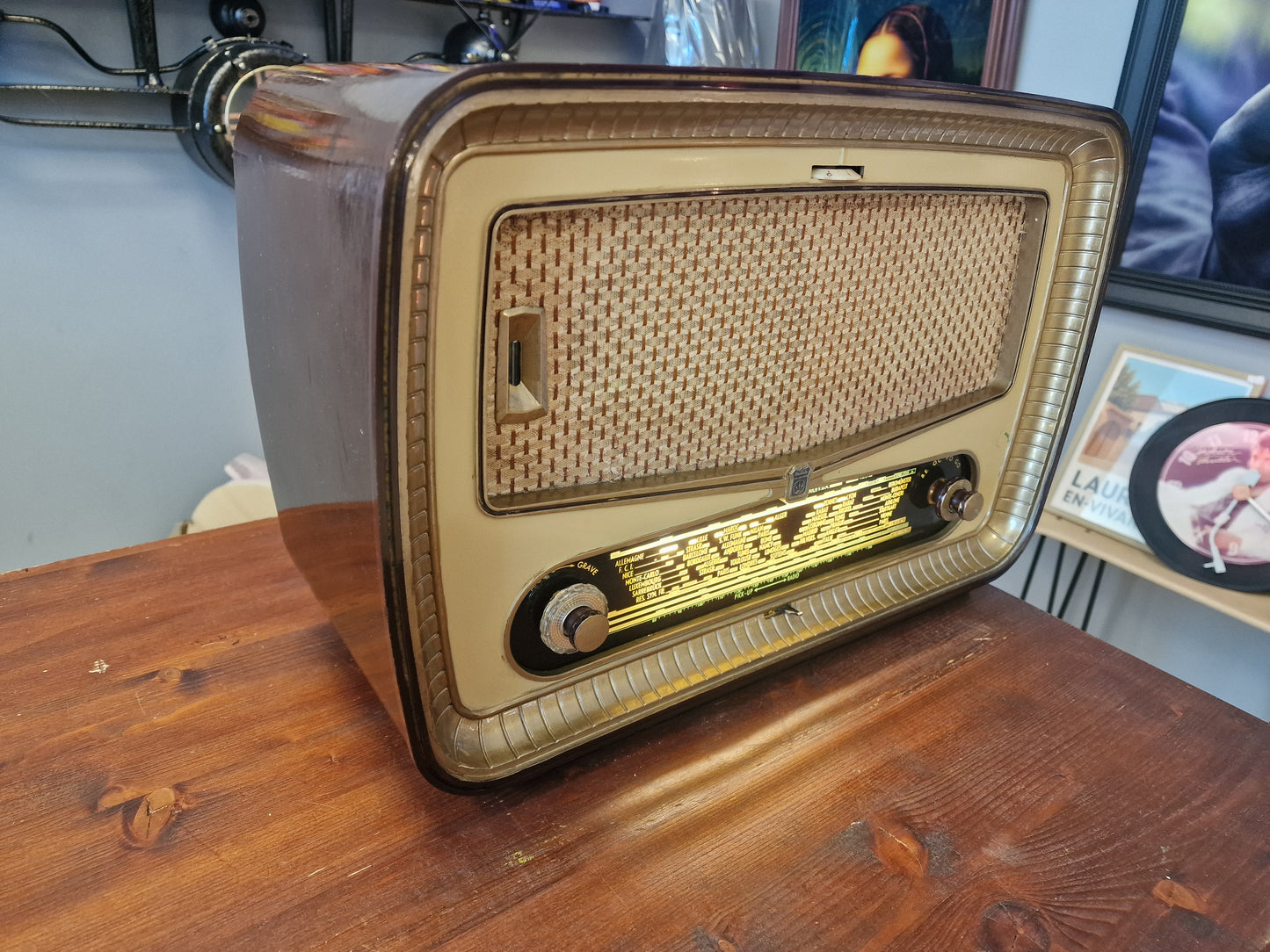 Radio Radiola Vintage Transformée en Enceinte Bluetooth – Haut-Parleur JVC – Restaurée et Fabriquée en Ardèche