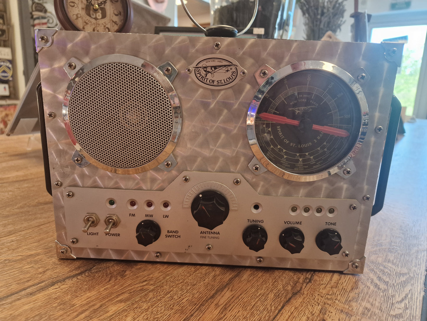 Radio Spirit of St. Louis vintage convertie en enceinte Bluetooth rechargeable – Double système indépendant – Pièce unique