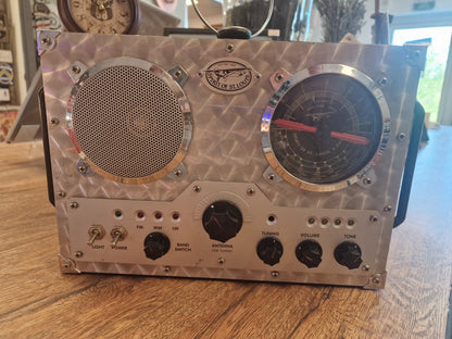 Radio Spirit of St. Louis vintage convertie en enceinte Bluetooth rechargeable – Double système indépendant – Pièce unique