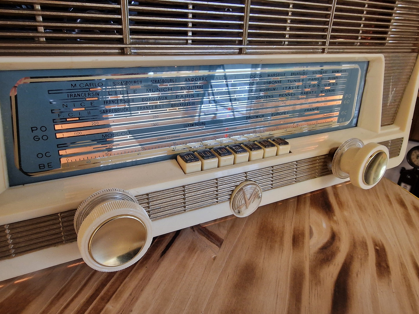 Radio vintage Lyre transformée en enceinte Bluetooth