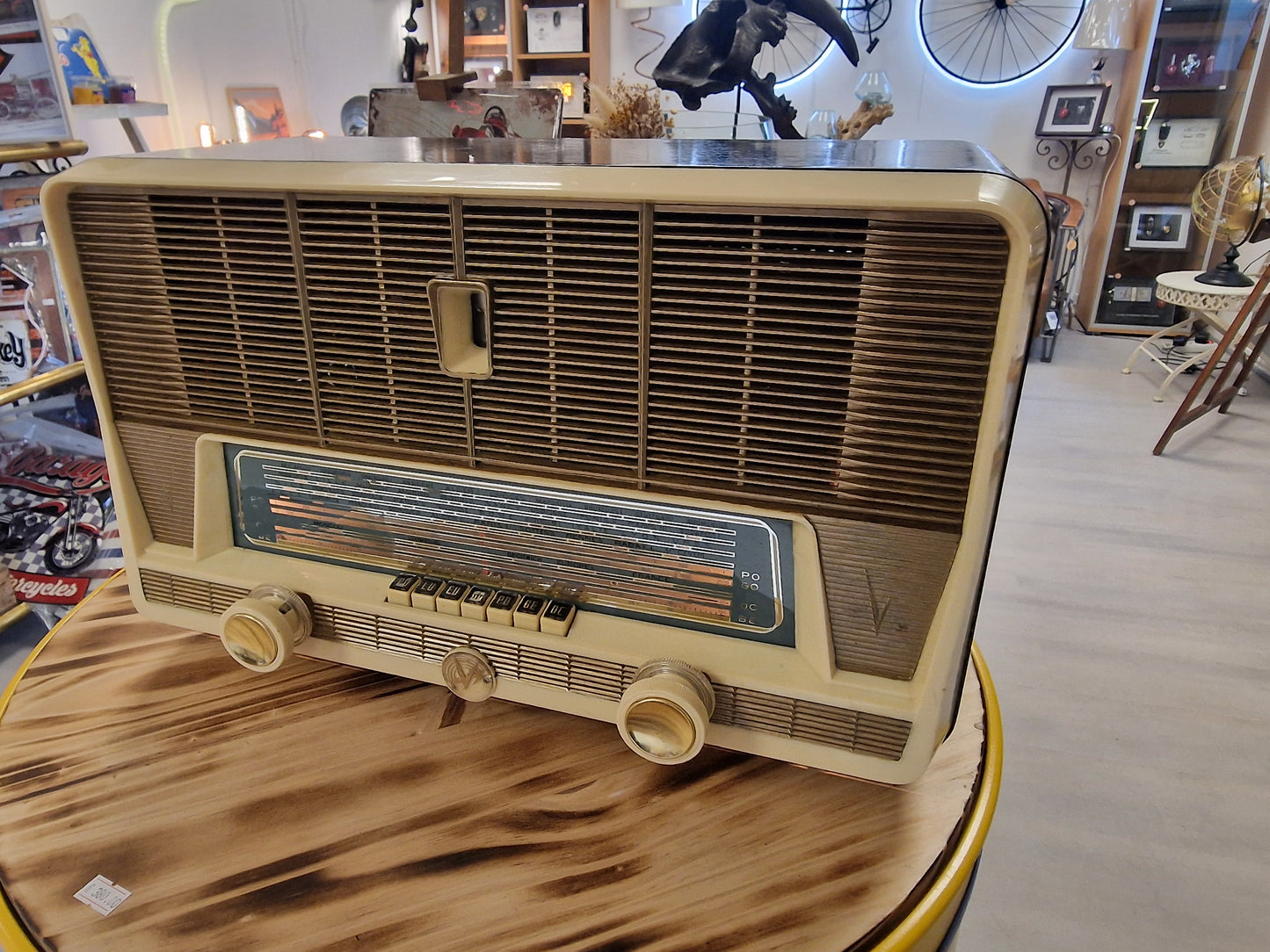 Radio vintage Lyre transformée en enceinte Bluetooth
