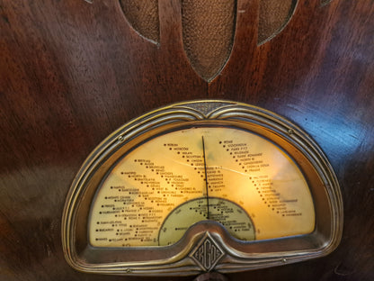 Radio vintage restaurée & transformée en enceinte Bluetooth Focal – Pièce unique