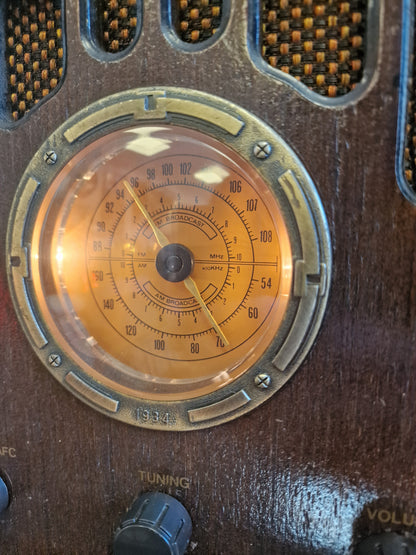 Radio vintage Bluetooth en bois – Enceinte rétro restaurée – Pièce unique artisanale