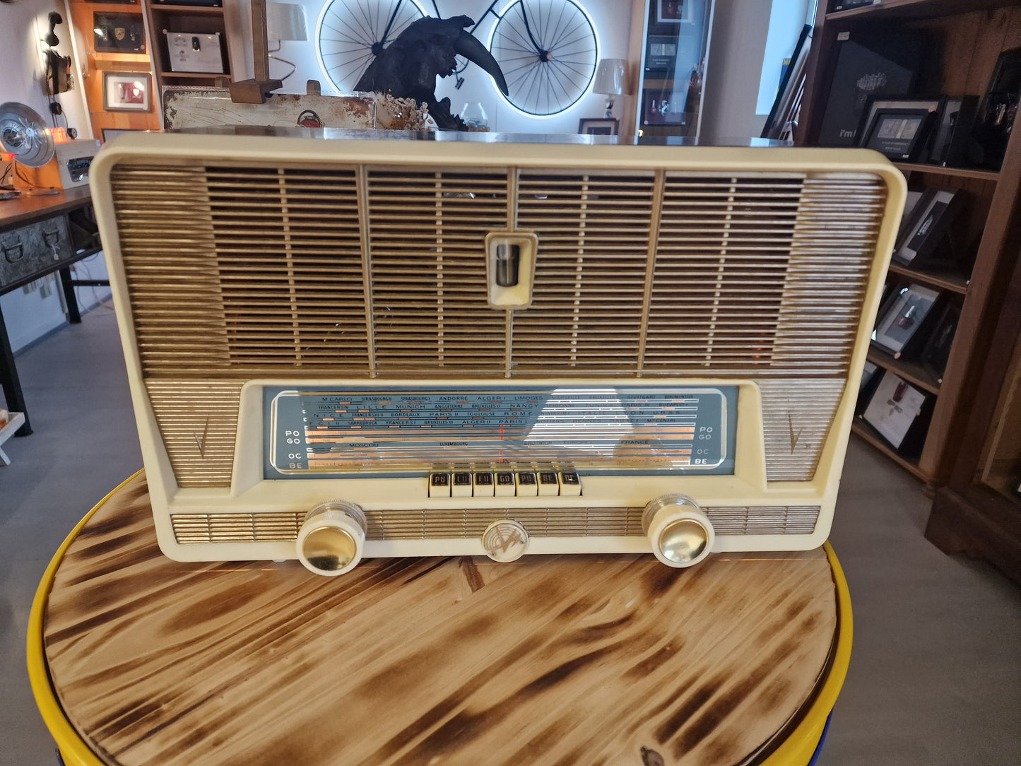 Radio vintage Lyre transformée en enceinte Bluetooth