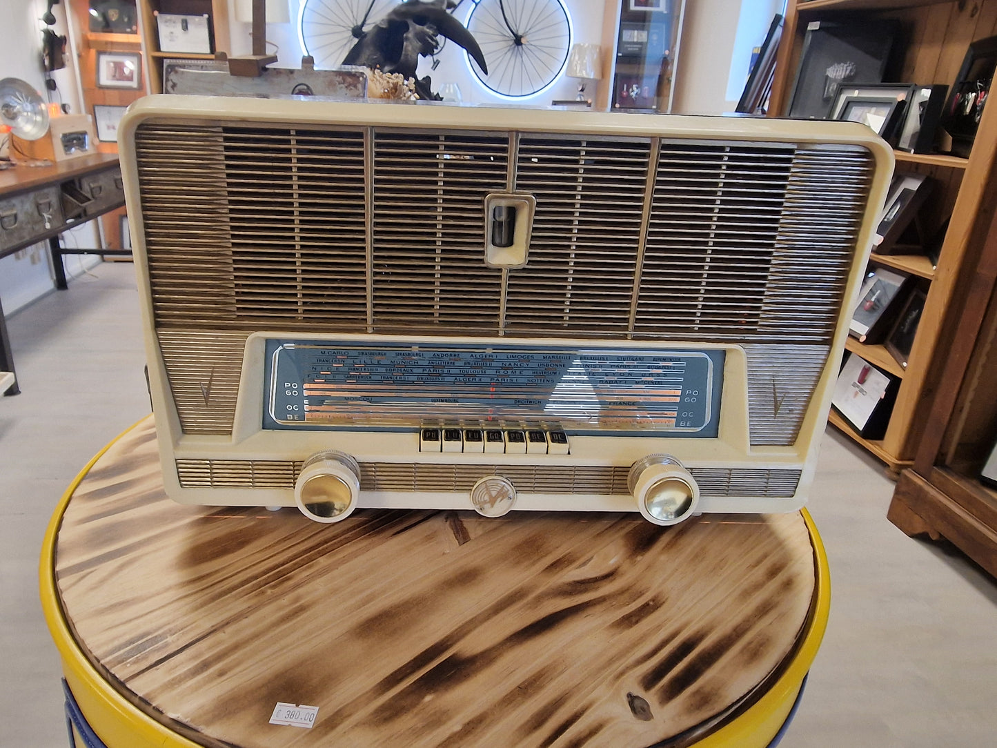 Radio vintage Lyre transformée en enceinte Bluetooth