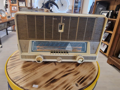 Radio vintage Lyre transformée en enceinte Bluetooth