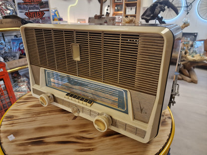 Radio vintage Lyre transformée en enceinte Bluetooth
