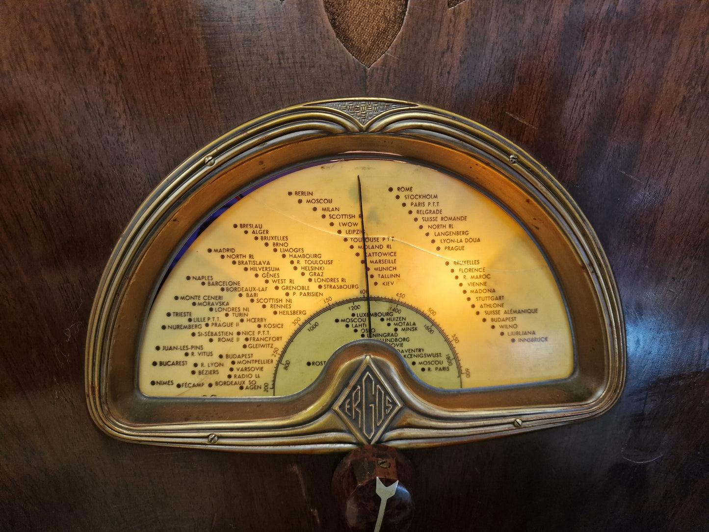 Radio vintage restaurée & transformée en enceinte Bluetooth Focal – Pièce unique