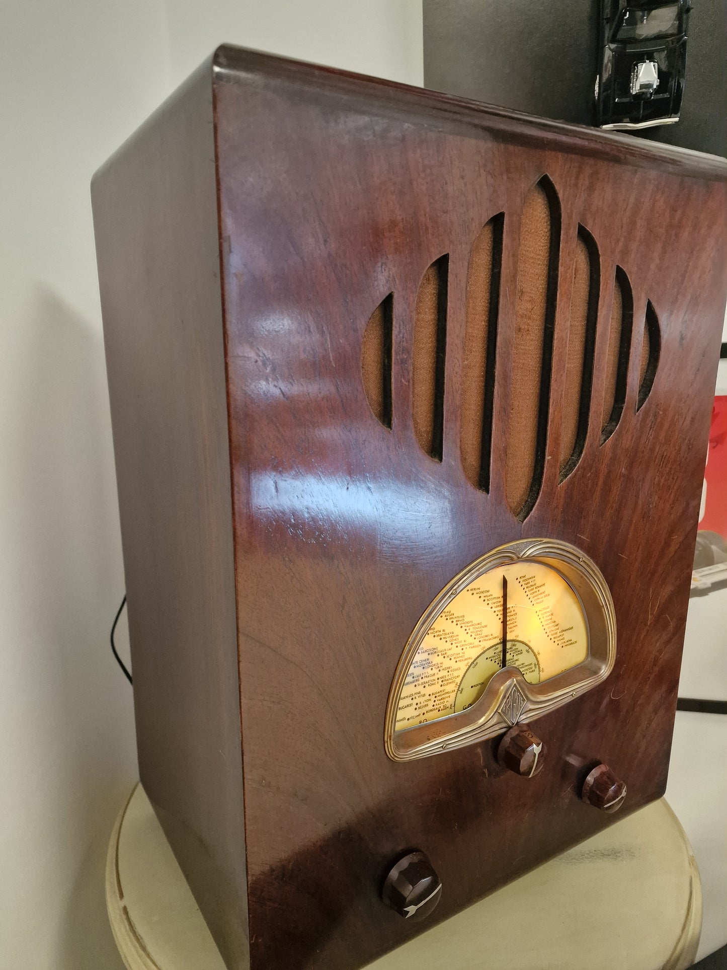 Radio vintage restaurée & transformée en enceinte Bluetooth Focal – Pièce unique