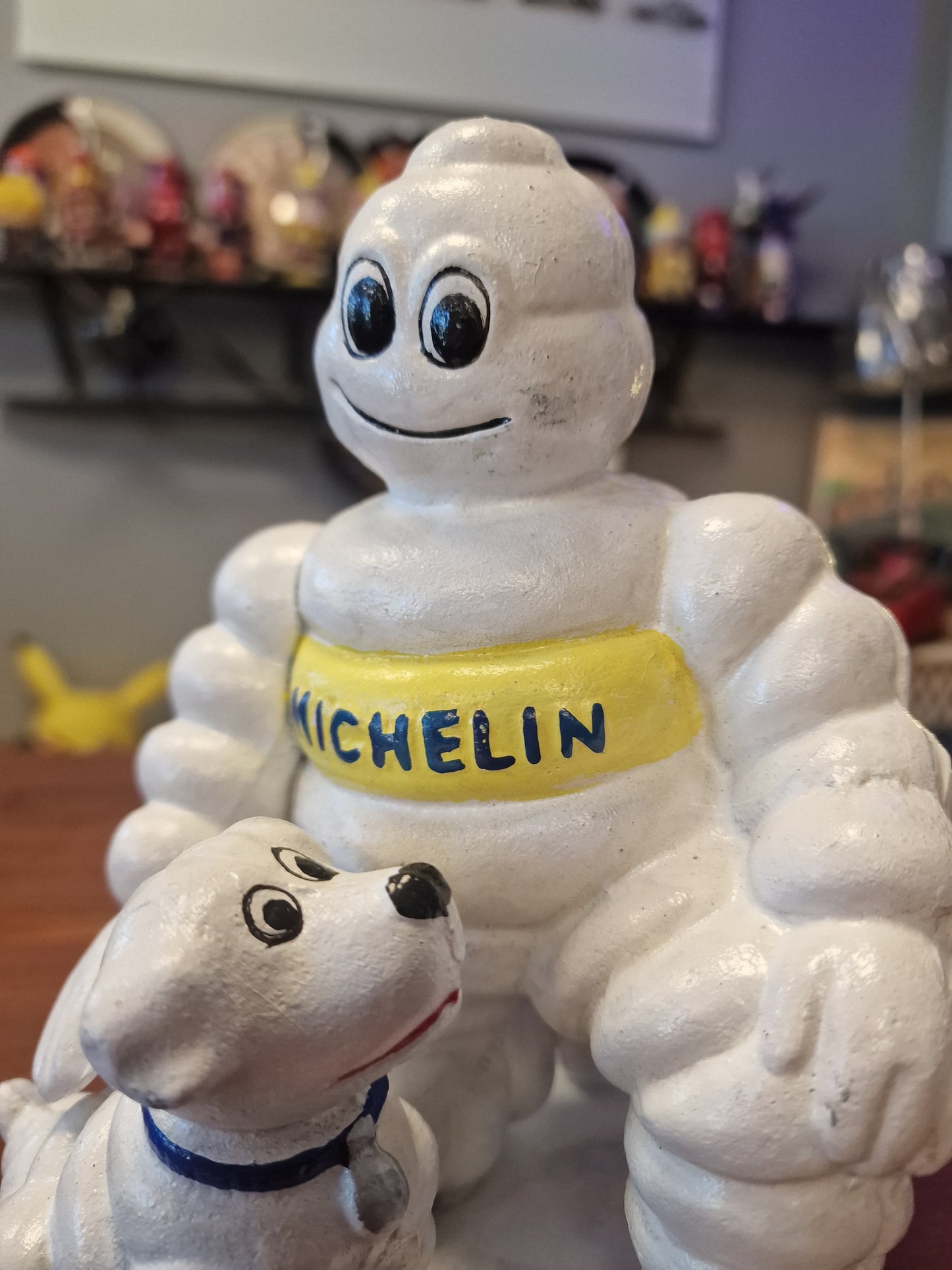 Statuette Michelin Bibendum en fonte avec chien – Sculpture publicitaire vintage en métal 20 cm