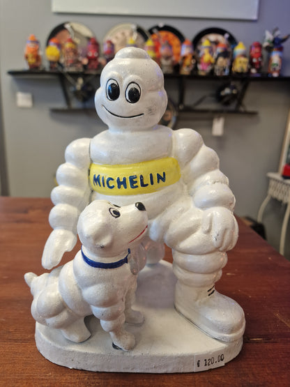 Statuette Michelin Bibendum en fonte avec chien – Sculpture publicitaire vintage en métal 20 cm