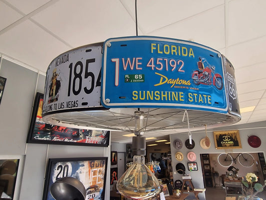 Suspension Industrielle US – Plaques Américaines & Roues de Vélo – Fait Main Ø64 cm