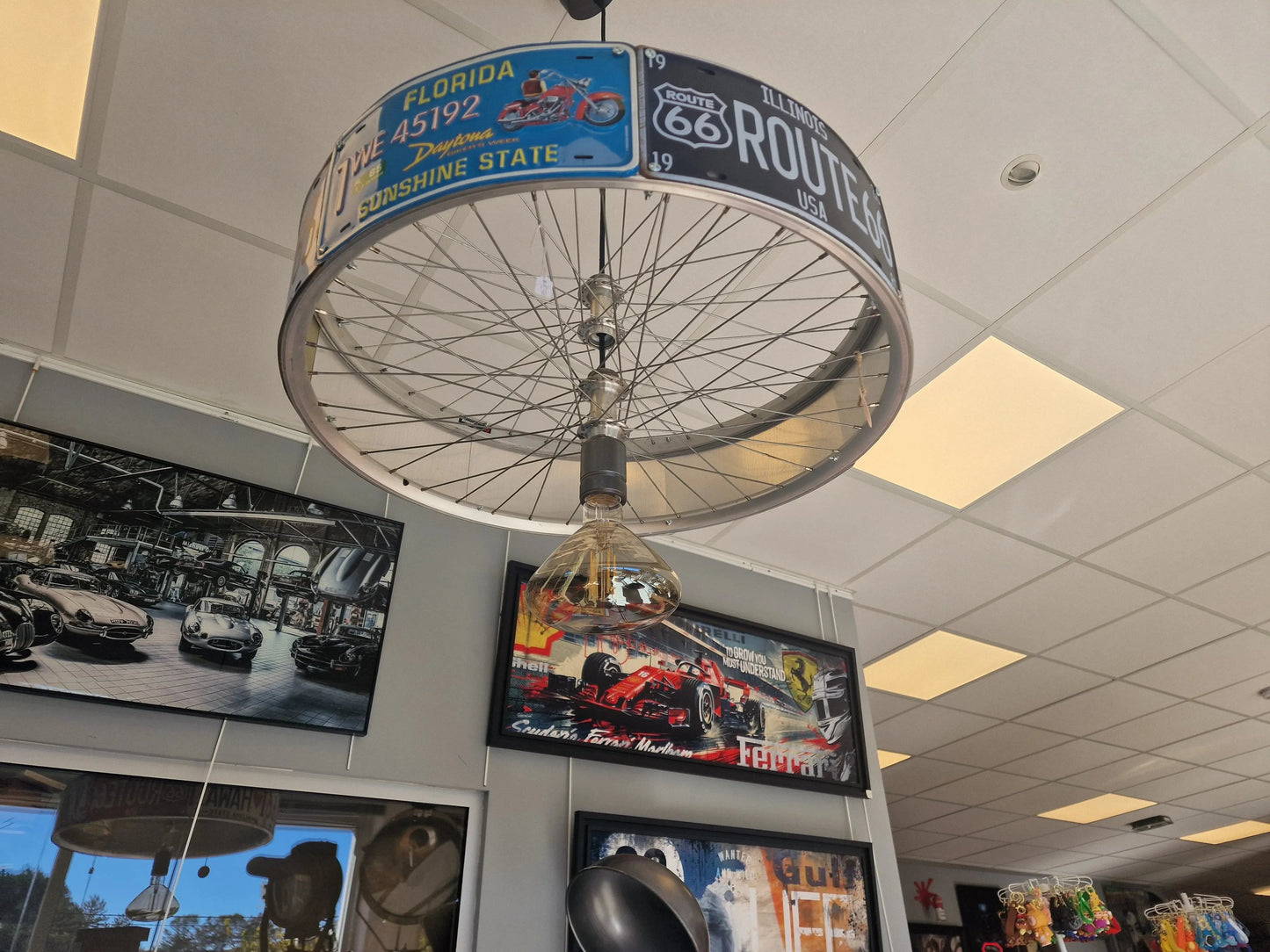 Suspension Industrielle US – Plaques Américaines & Roues de Vélo – Fait Main Ø64 cm