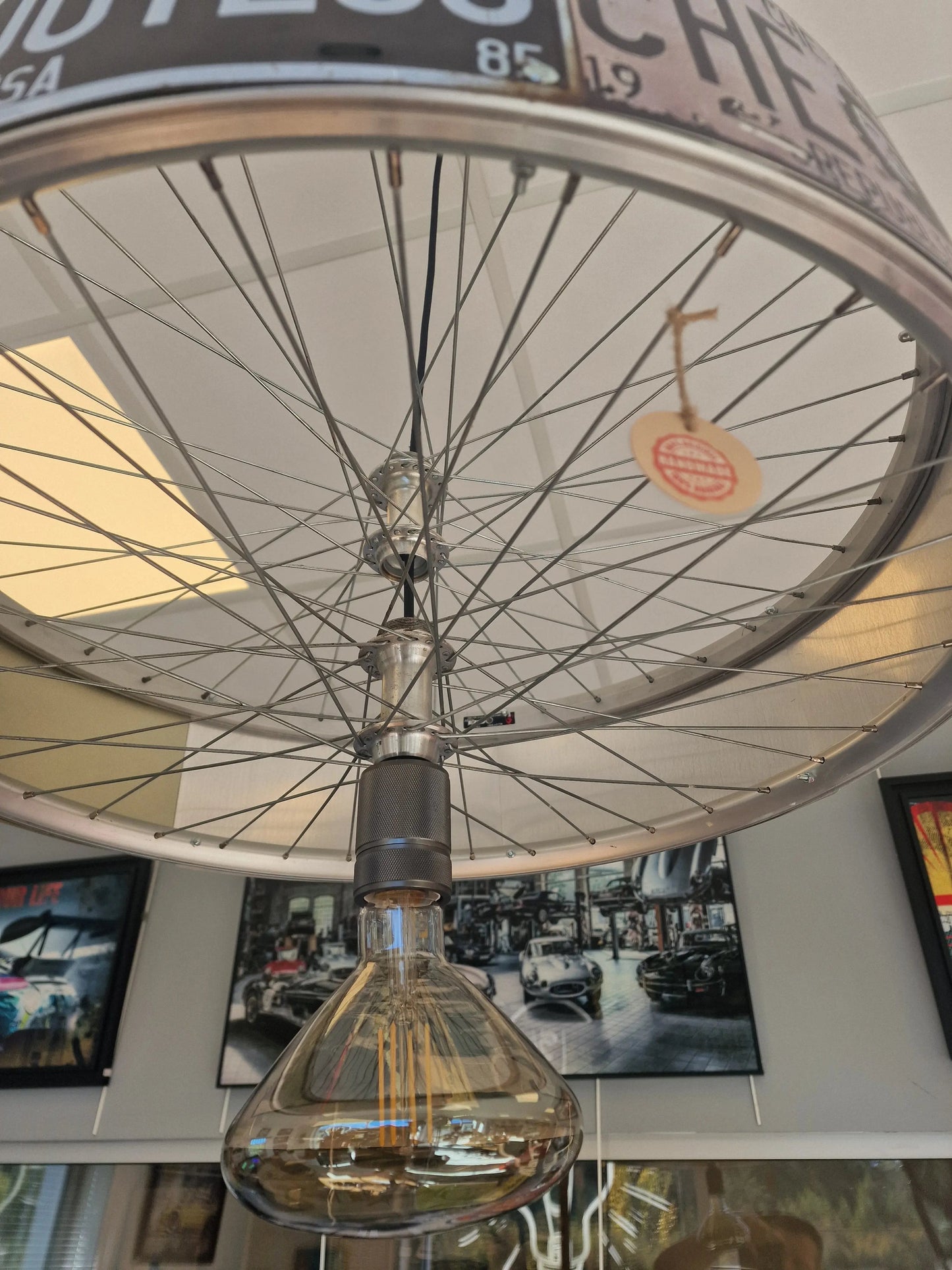 Suspension Industrielle US – Plaques Américaines & Roues de Vélo – Fait Main Ø64 cm