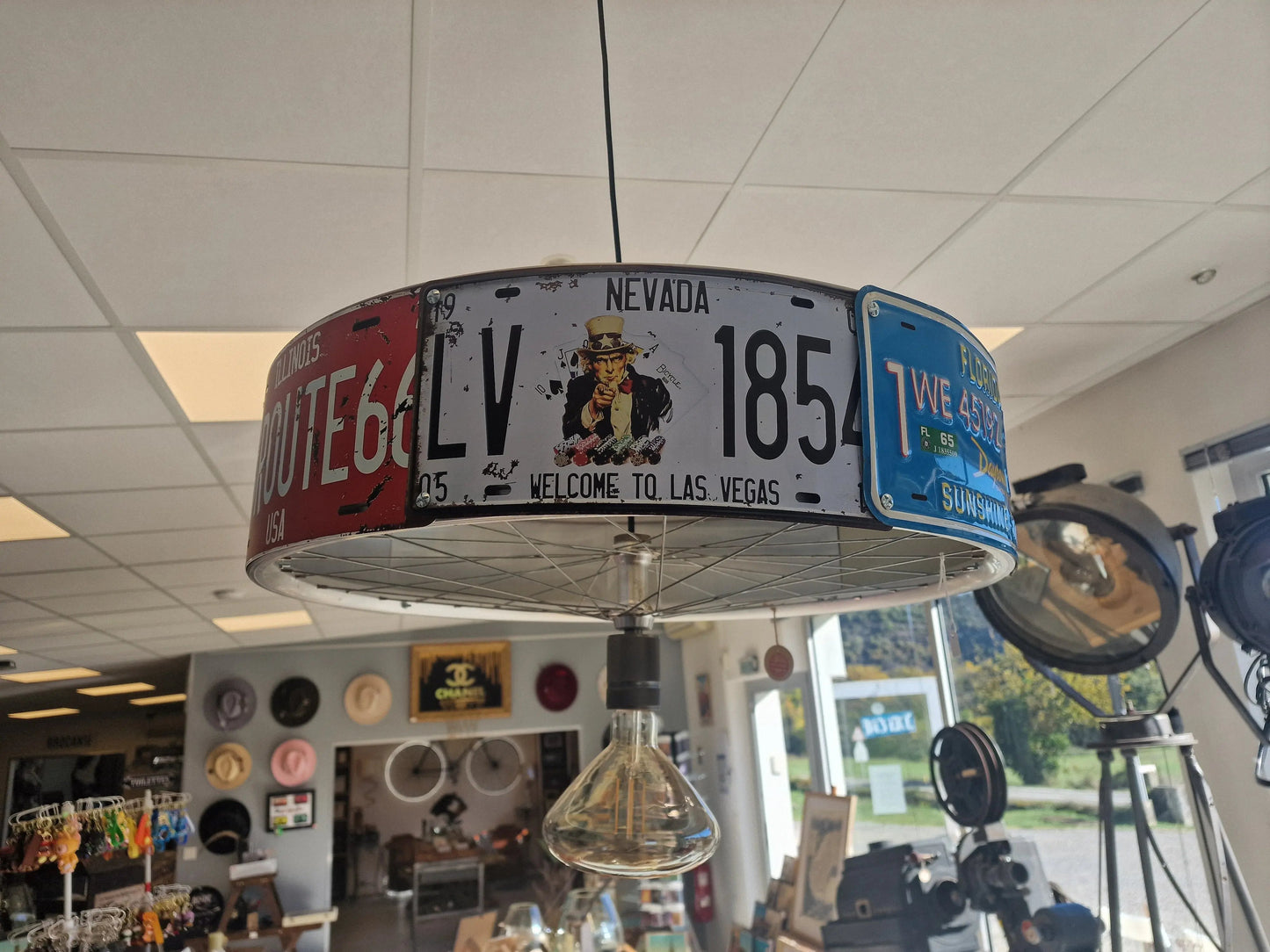 Suspension Industrielle US – Plaques Américaines & Roues de Vélo – Fait Main Ø64 cm