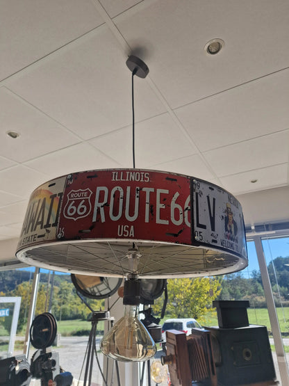 Suspension Industrielle US – Plaques Américaines & Roues de Vélo – Fait Main Ø64 cm