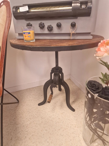 Table Industrielle Réglable à Manivelle – Bois Ciré & Fonte – Hauteur 48,5 à 68 cm