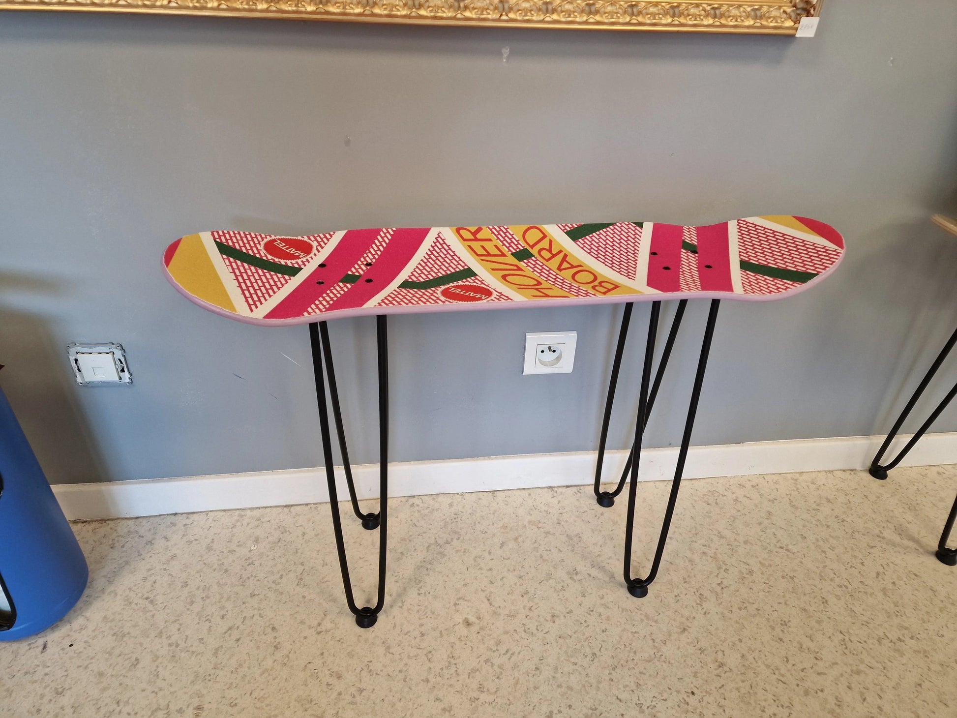 Table d’appoint design skateboard Hoverboard – Mobilier déco Retour vers le Futur Vintagedison