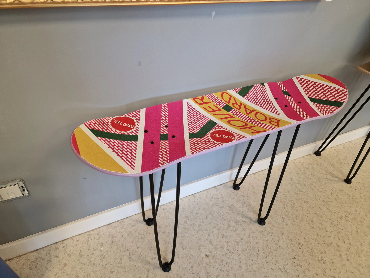 Table d’appoint design skateboard Hoverboard – Mobilier déco Retour vers le Futur Vintagedison