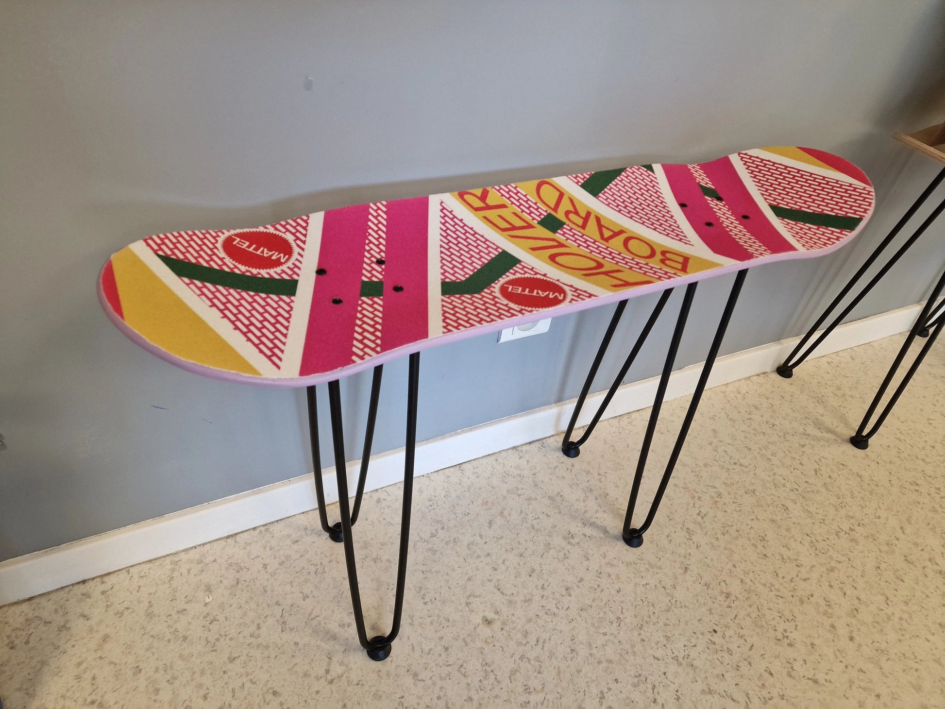 Table d’appoint design skateboard Hoverboard – Mobilier déco Retour vers le Futur Vintagedison