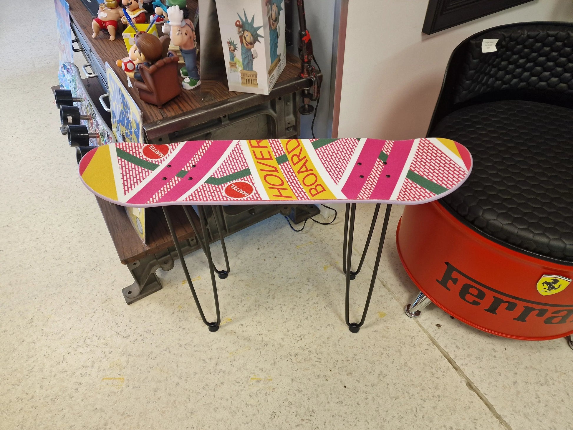 Table d’appoint design skateboard Hoverboard – Mobilier déco Retour vers le Futur Vintagedison