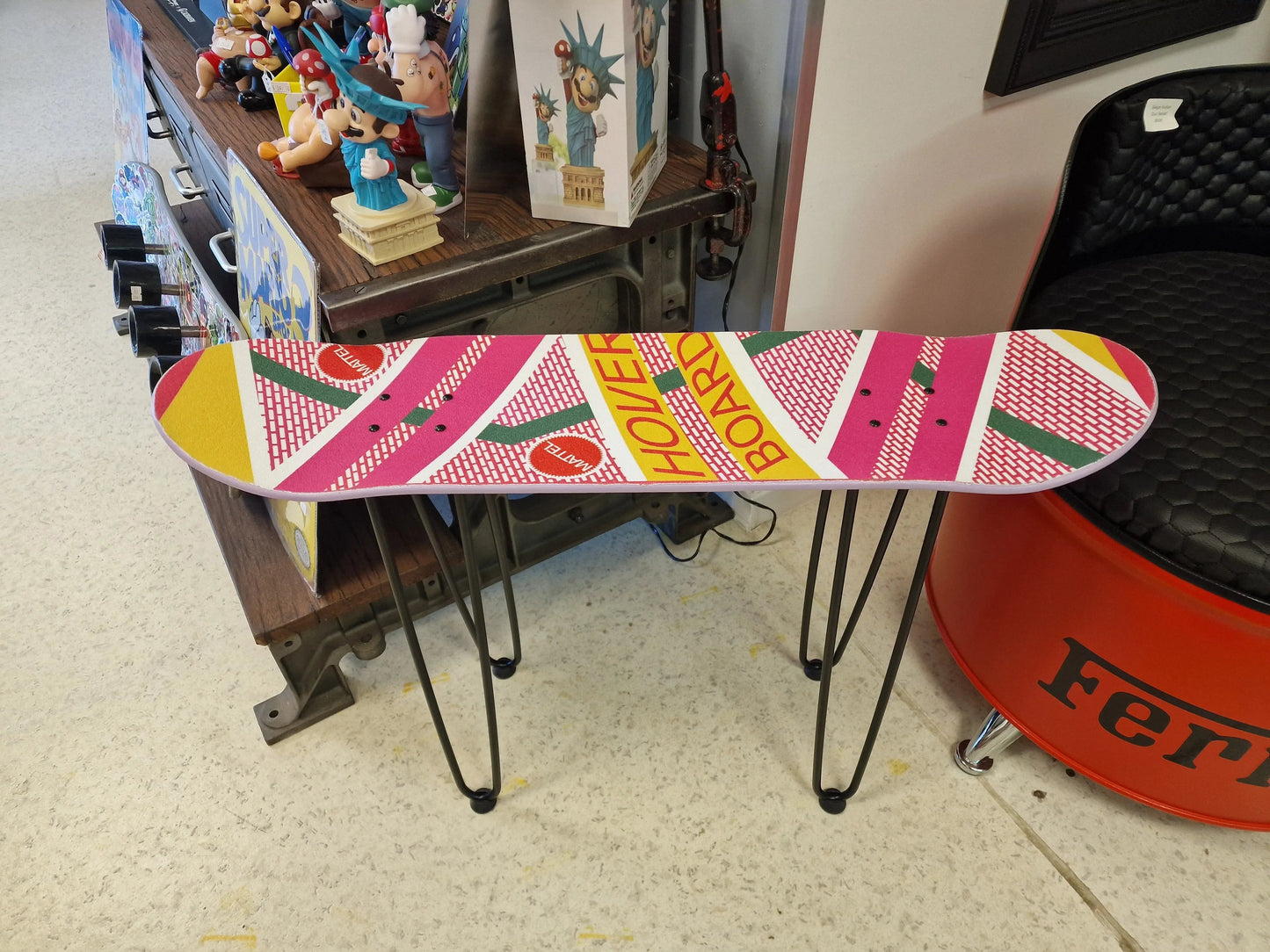 Table d’appoint design skateboard Hoverboard – Mobilier déco Retour vers le Futur Vintagedison