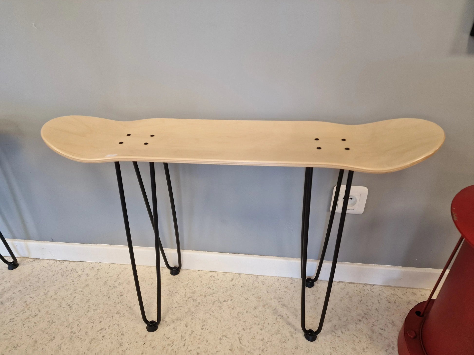 Table d’appoint design skateboard bois naturel – Mobilier déco original Vintagedison