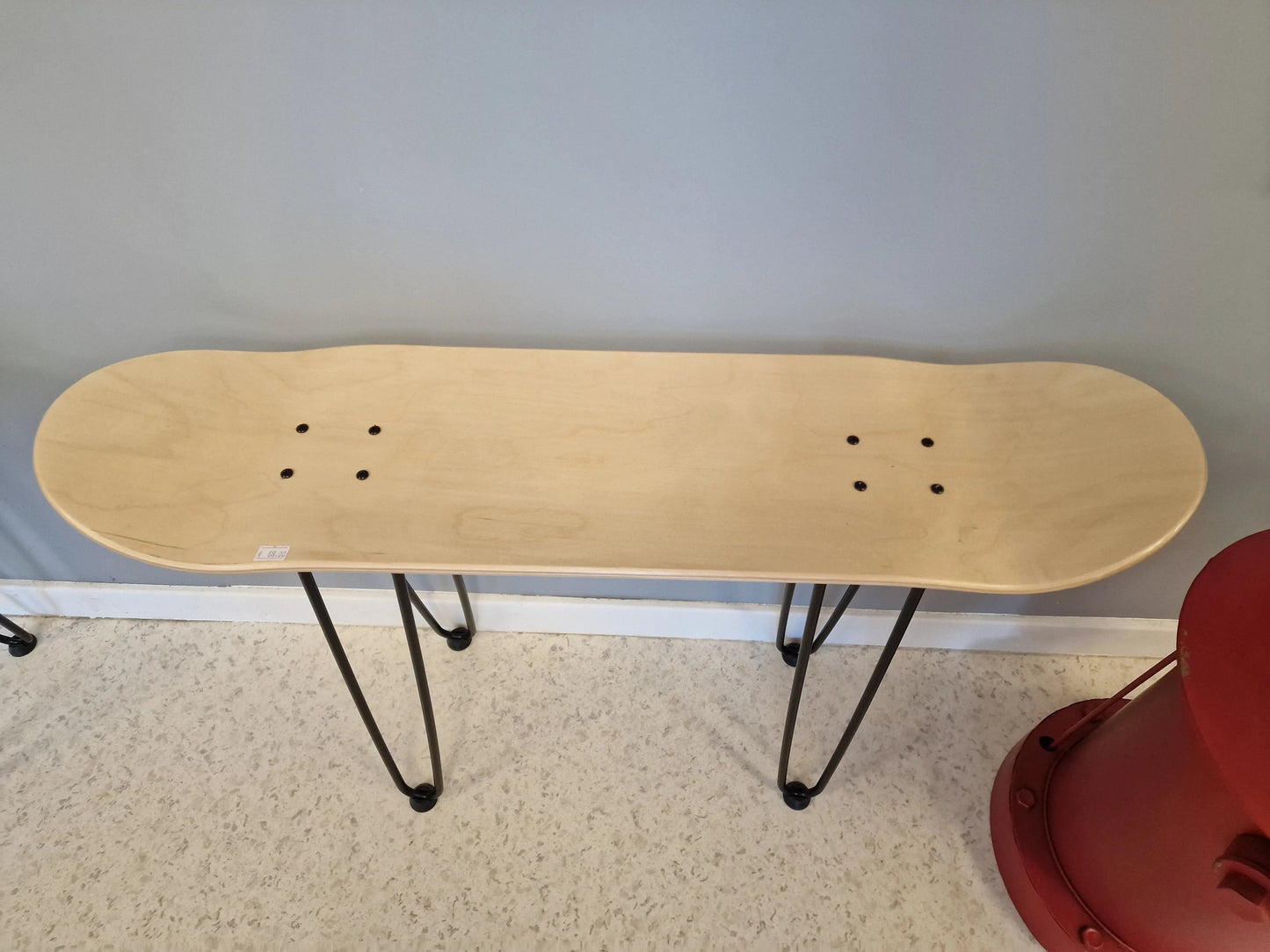 Table d’appoint design skateboard bois naturel – Mobilier déco original Vintagedison