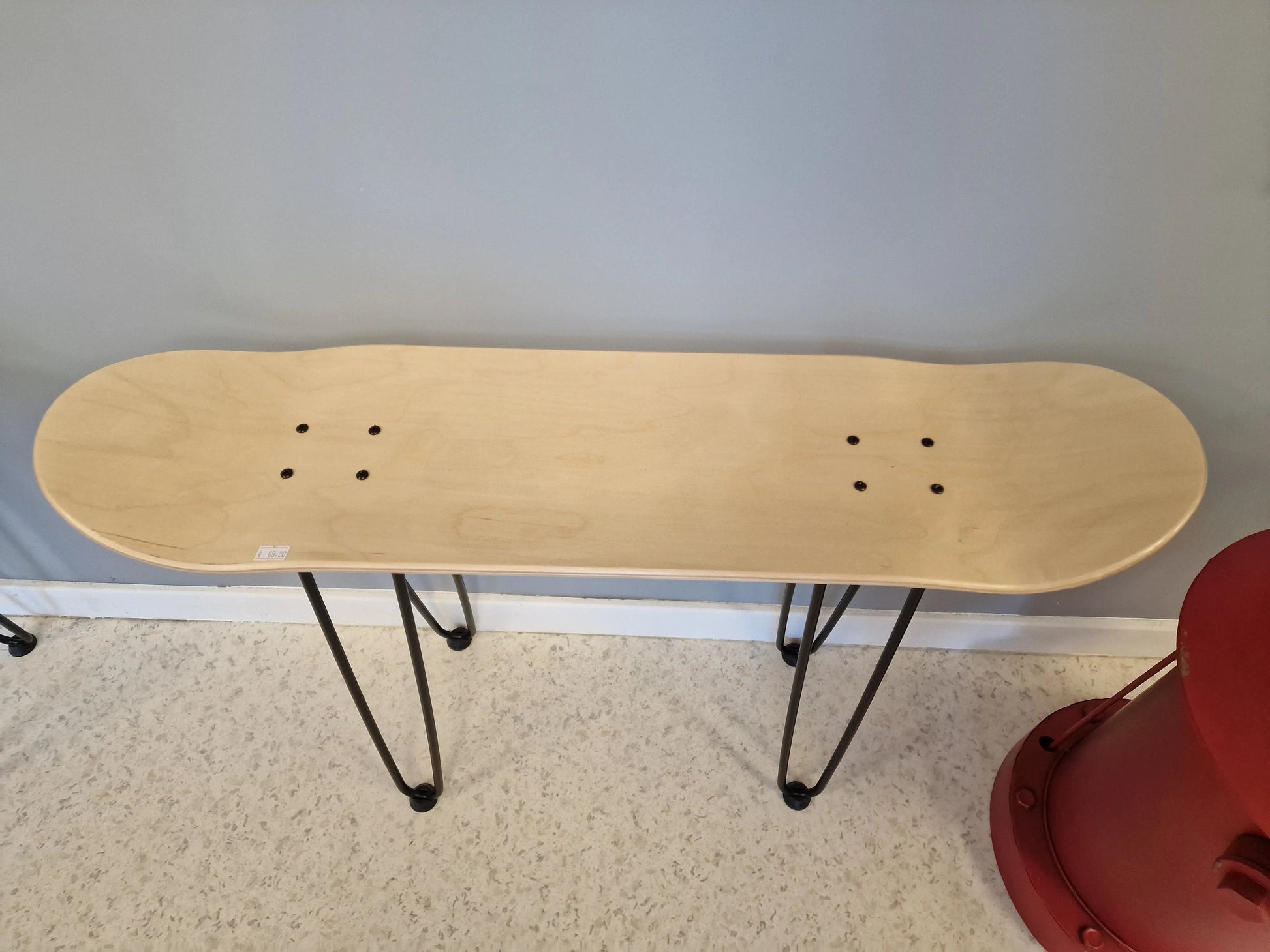 Table d’appoint design skateboard bois naturel – Mobilier déco original Vintagedison