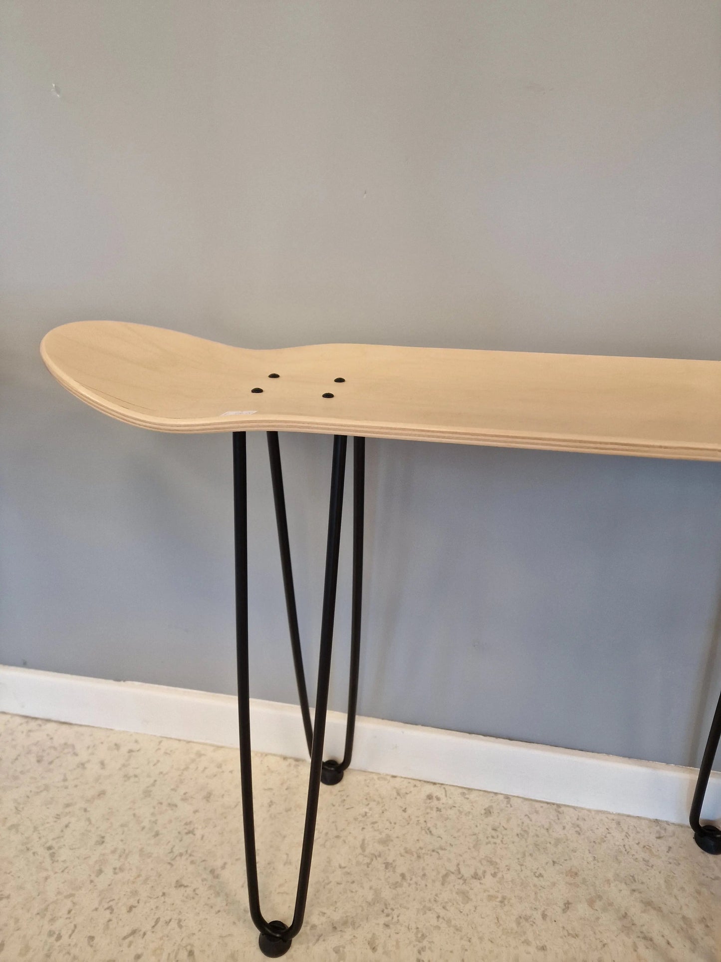 Table d’appoint design skateboard bois naturel – Mobilier déco original Vintagedison