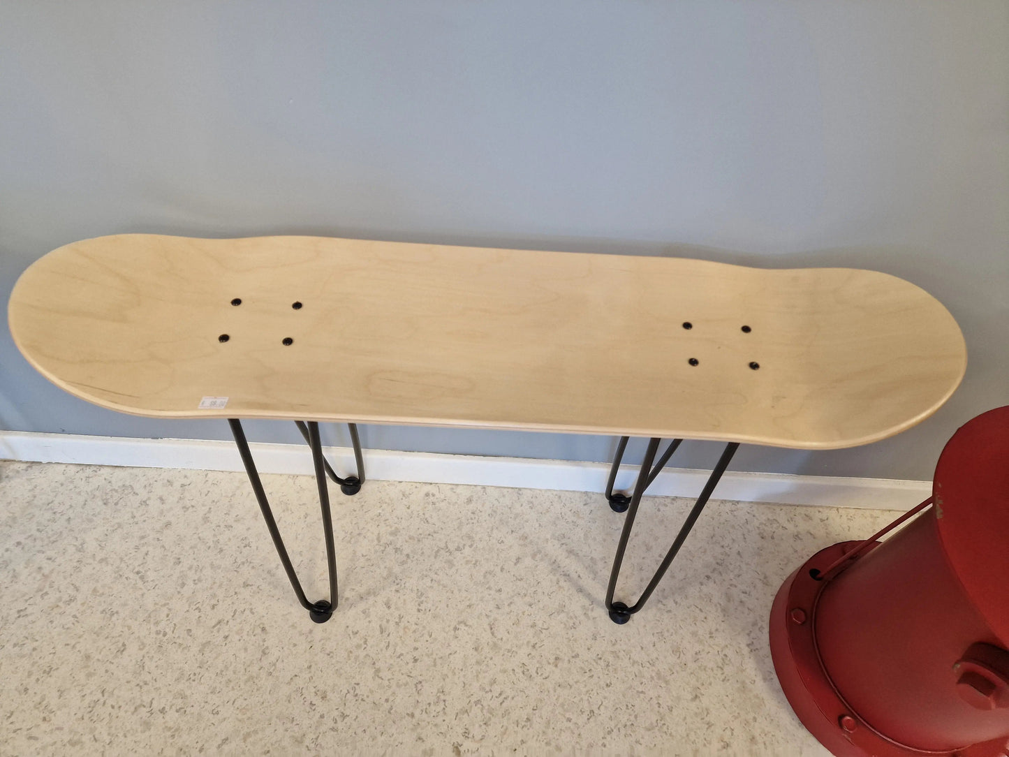 Table d’appoint design skateboard bois naturel – Mobilier déco original Vintagedison