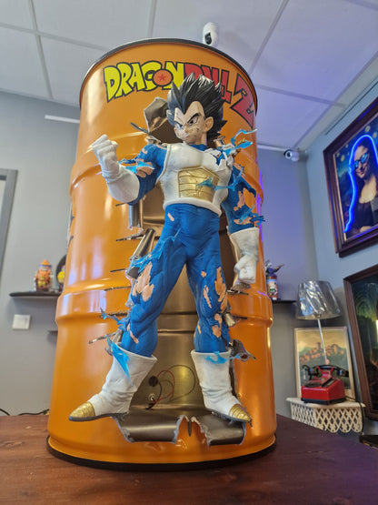 Table d’appoint Dragon Ball Z avec Végéta – Bidon métal custom 60L transformé en meuble design geek.