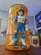 Table d’appoint Dragon Ball Z avec Végéta – Bidon métal custom 60L transformé en meuble design geek.