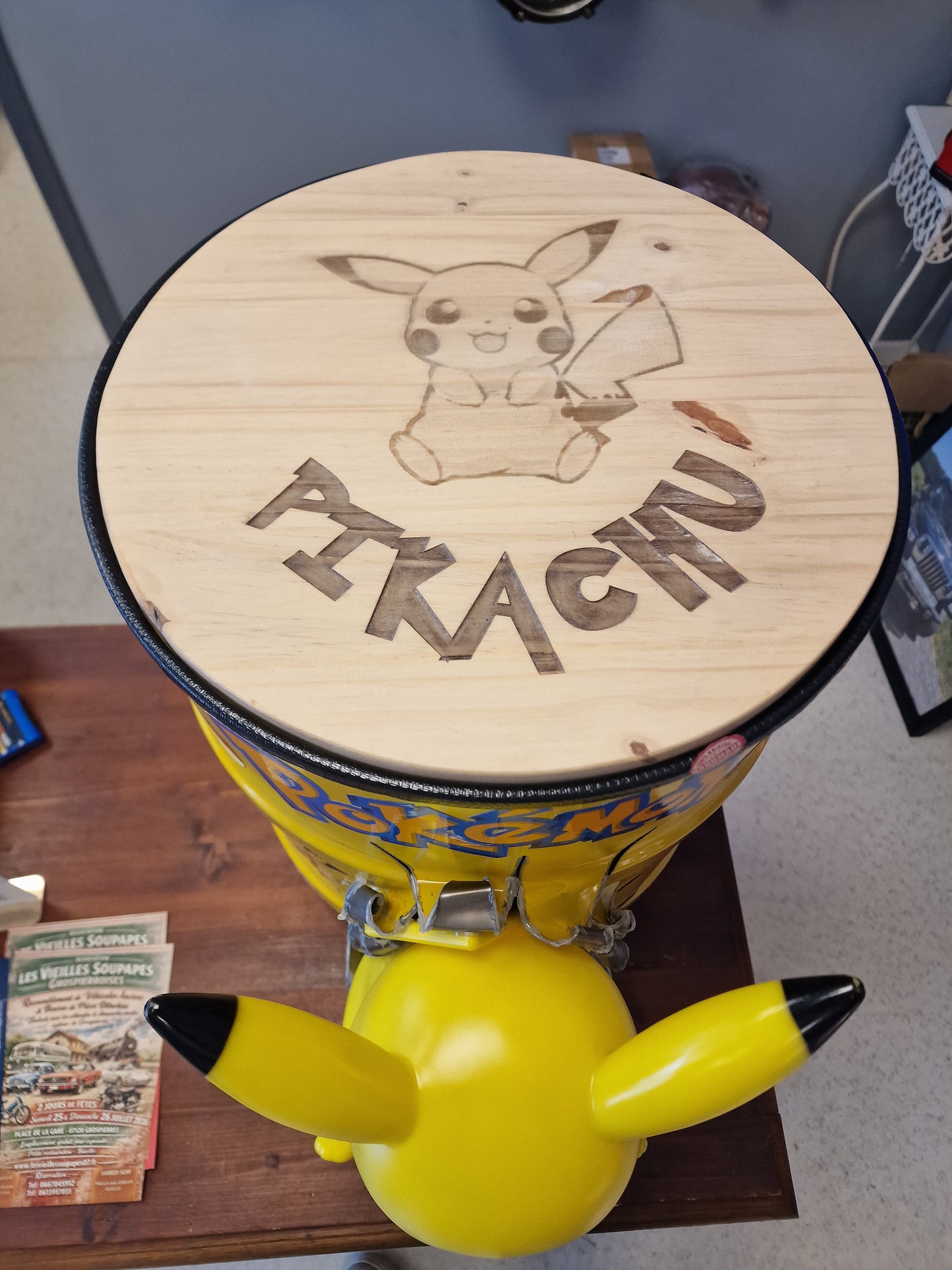 Table d’appoint Pikachu pop art – Bidon métal effet explosé avec figurine – Déco Pokémon originale et unique