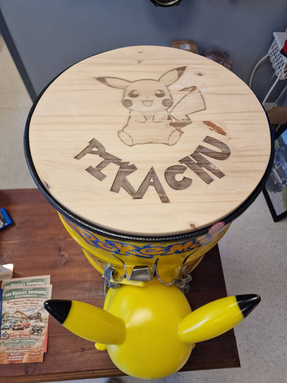 Table d’appoint Pikachu pop art – Bidon métal effet explosé avec figurine – Déco Pokémon originale et unique