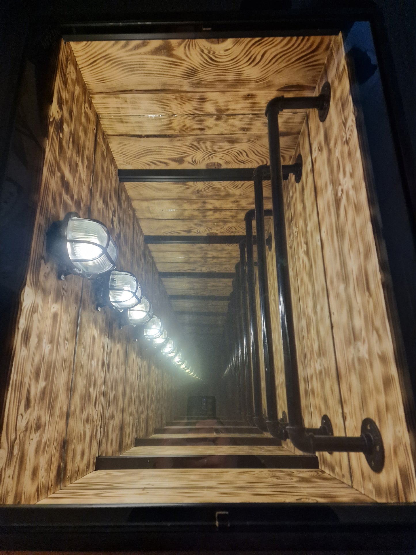 Table basse industrielle effet miroir infini – Pièce unique artisanale