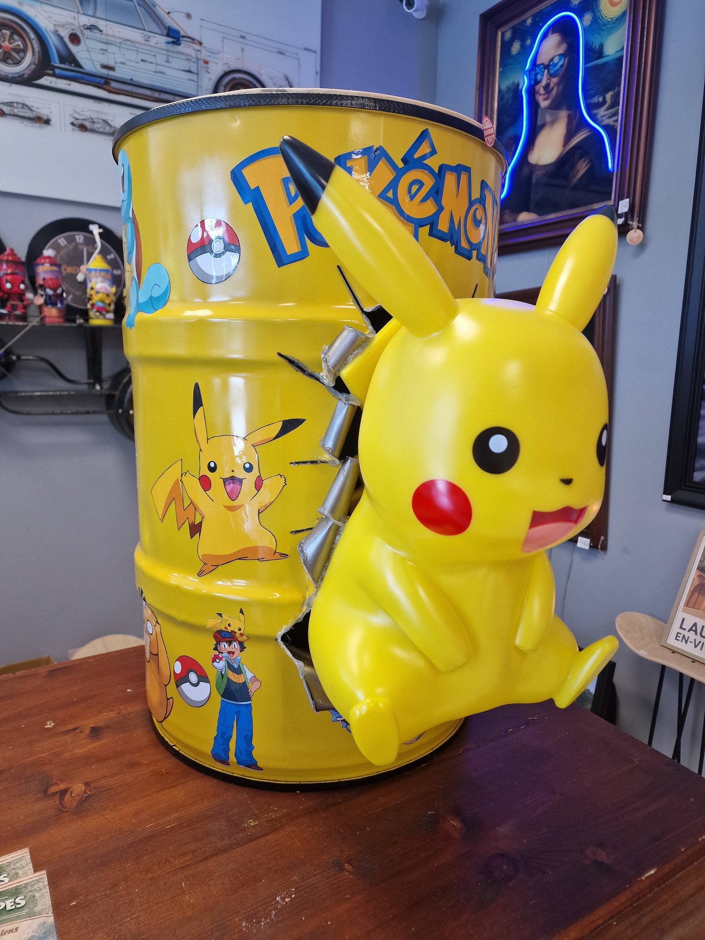 Table d’appoint Pikachu pop art – Bidon métal effet explosé avec figurine – Déco Pokémon originale et unique